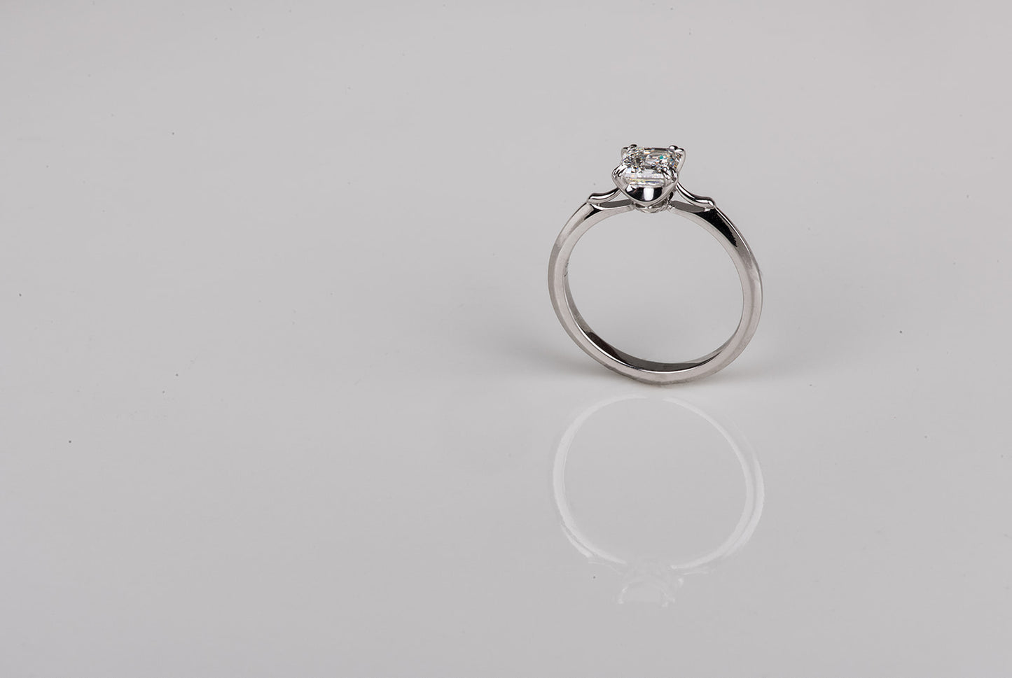 Single stone diamond ring